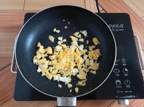 把鸡蛋饼划拉成小颗粒，盛出备用