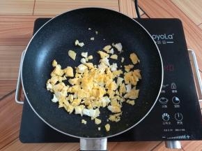 把鸡蛋饼划拉成小颗粒，盛出备用