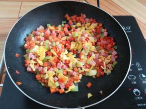 锅里加入鸡蛋块翻炒均匀