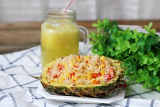 把菠萝蛋炒饭盛到挖空的菠萝碗里，开吃咯