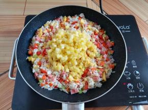 加入菠萝肉丁，菠萝不要炒太久，会出水