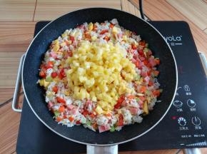 加入菠萝肉丁，菠萝不要炒太久，会出水