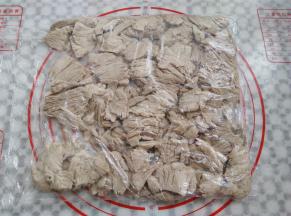 肉块用保鲜袋装起来，用擀面杖擀松