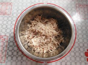 把肉稍微撕碎一点，撕成肉丝