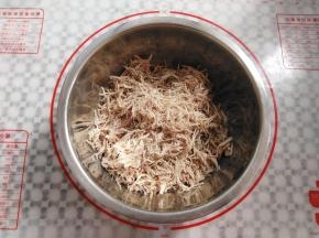 把肉稍微撕碎一点，撕成肉丝