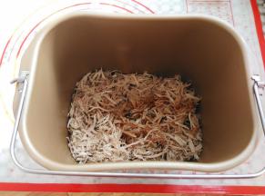 肉丝和调味料倒入面包桶里