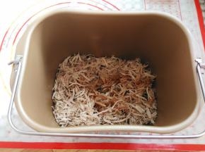 肉丝和调味料倒入面包桶里