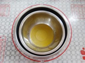 隔热水融化黄油和白砂糖（建议冬天用植物油更好，黄油凉了容易结块）