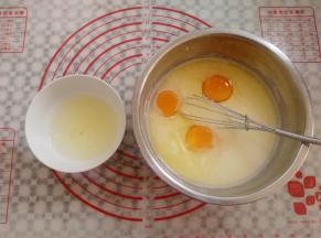 面糊里加入2个鸡蛋和一个蛋黄，多余的蛋清留出另作他用