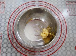 取一只干净的盆子放入切小块的黄油和白砂糖
