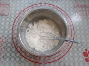 面粉里加入水，搅拌成混匀的面糊