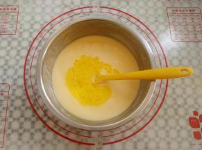 面糊中加入融化的黄油和白砂糖液体