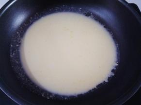 不粘锅里放入2汤勺的面糊（冷锅加入面糊）