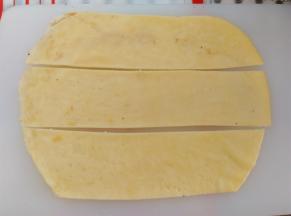 蛋饼切成5cm宽度，上下的2张修去多余的边角