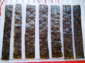 紫菜剪成3cm宽度