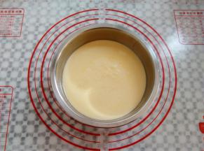 面糊过筛2次，放一边静置30分钟