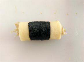 紫菜肉松鸡蛋卷就这么做好了，收口处可以用沙拉酱黏合