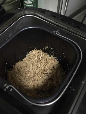 把生抽，老抽，香油，糖和芝麻放入肉里，混合均匀，将混合好的松散的肉松倒入面包机，使用果酱模式，炒制完成就能得到美味的肉松了。