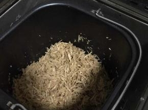 把生抽，老抽，香油，糖和芝麻放入肉里，混合均匀，将混合好的松散的肉松倒入面包机，使用果酱模式，炒制完成就能得到美味的肉松了。