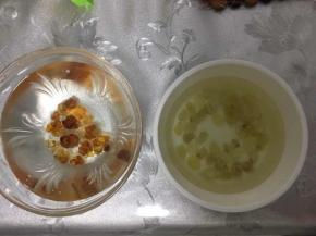 桃胶提前12个小时泡，3到5小时换水，把杂质挑出去，洗净。皂角米提前15到24个小时泡水，挑杂质，洗净备用。