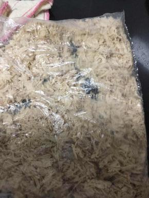 用擀面杖擀平再抖散，反复擀再抖散。