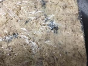 用擀面杖擀平再抖散，反复擀再抖散。
