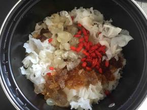 桃胶，皂角米，银耳和枸杞放入锅中，倒入没过材料的清水，大火烧开转小火炖半小时到一个小时，炖到汤汁浓稠即可。