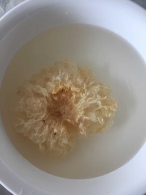 银耳提前两三个小时泡发，去黄根，撕成小块备用。