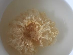 银耳提前两三个小时泡发，去黄根，撕成小块备用。