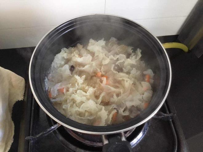 桃胶皂角米银耳羹