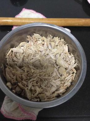 用擀面杖捶碎。