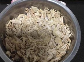 用擀面杖捶碎。
