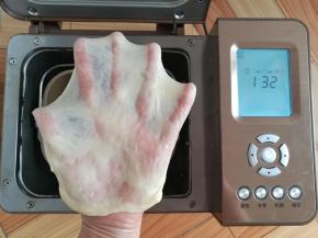 和面完成，顺手拉一个手套膜，28分钟出膜妥妥的