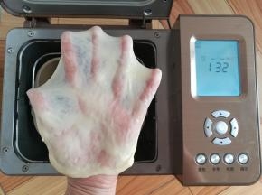 和面完成，顺手拉一个手套膜，28分钟出膜妥妥的