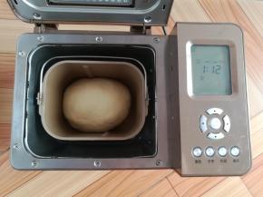 面团第一次发酵到2倍大，关掉面包机，取出面团