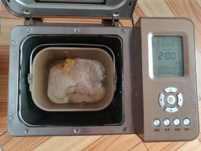 配方中所有材料按照先液体后粉末的顺序放入面包桶，黄油和酵母各放面粉的一侧，启动面包机的标准面包程序