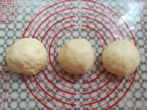 面团平均分成3分，排气滚圆，盖上保鲜膜静置20分钟