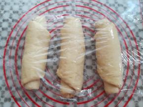 三个面团全部卷好以后盖上保鲜膜再次静置10分钟