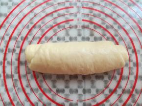 面团从下往上卷起来