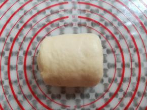 面团从下往上再次卷起来