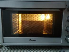 整个土司盒放入烤箱底层，上火130度，下火160度烤35分钟（其他烤箱和土司盒按照常用习惯烤）