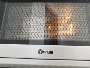 土司盒上盖一层保鲜膜，放入烤箱内发酵40分钟