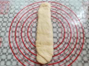 取一个面团再次擀成细长的牛舌状