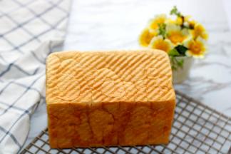 土司烤好后取出脱模放凉