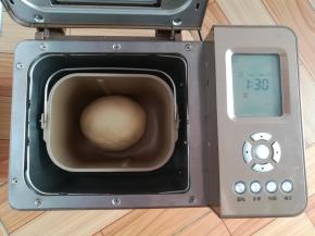 收圆一下面团，让面团进行第一次发酵