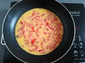 锅里刷少量的油，冷锅倒入番茄蛋液