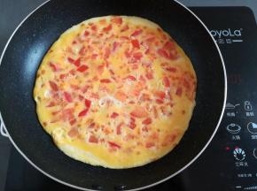 小火煎到番茄蛋饼凝固