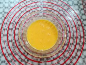 取一只干净的小碗打散鸡蛋搅均匀