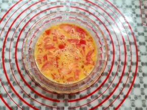 蛋液里加入番茄丁