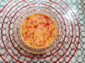 蛋液里加入番茄丁